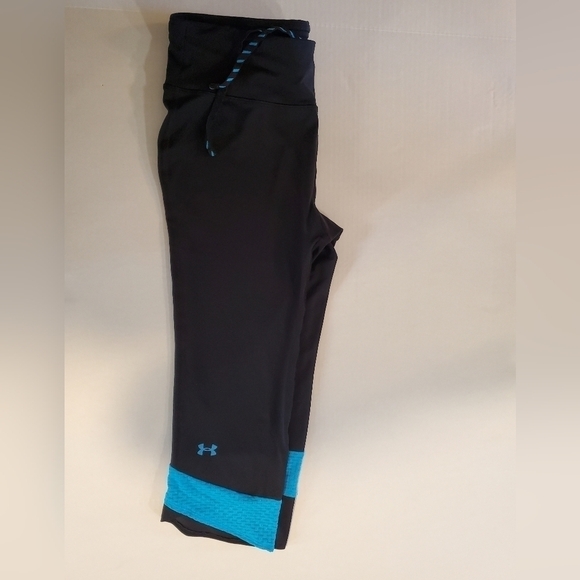 Under Armour black and teal heat gear capri compression leggings. Size M. H7 - Picture 3 of 10